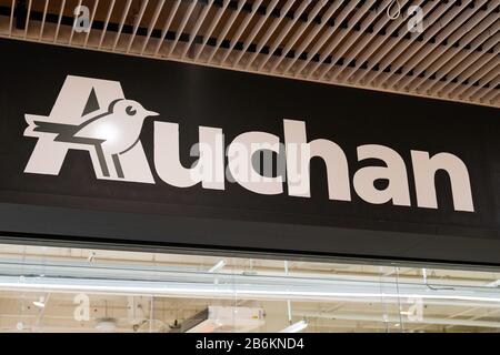 Bordeaux , Aquitaine / France - 11 20 2019 : supermarché Auchan logo magasin de enseignes épicerie française Banque D'Images