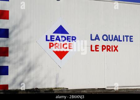 Bordeaux , Aquitaine / France - 12 04 2019 : leader prix boutique marque logo boutique signe boutique remise Banque D'Images