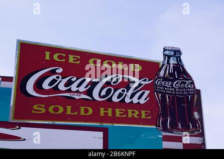 Bordeaux , Aquitaine / France - 12 28 2019 : affiche publicitaire Coca Cola vintage logo café café café café boissons gazeuses produit rafraîchissement dr Banque D'Images