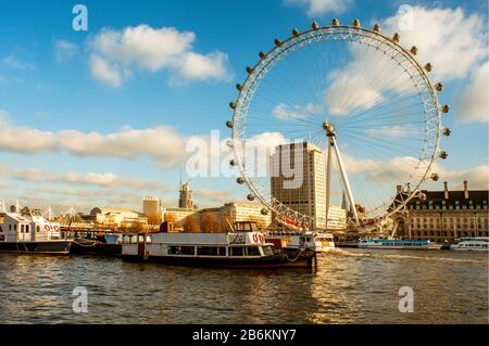 Londres, ROYAUME-UNI - 19 JANVIER : la Tamise et le London Eye le 19 janvier 2015 à Londres, Royaume-Uni. C'est la plus grande roue Ferris Banque D'Images