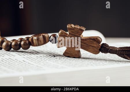 Bible et un crucifix sur une vieille table en bois. Concept de religion. Banque D'Images