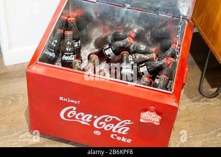 Bordeaux , Aquitaine / France - 09 18 2019 : refroidissement vintage Coca Cola est une boisson gazeuse produite par la société Coca-Cola Banque D'Images