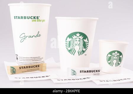 Bordeaux, Aquitaine / France - 03 09 2019 : composition avec serviette en papier et tasse de café Starbucks Banque D'Images