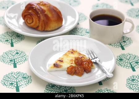 fromage frais finlandais fait maison (leipajuusto) avec confiture de mûres (lakkahillo), une tasse de café et de cannelle Banque D'Images