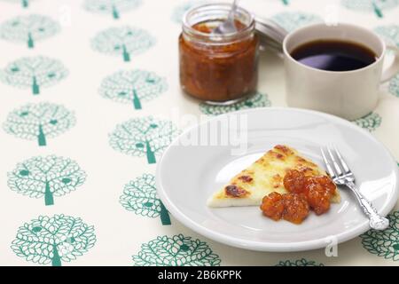 fromage frais finlandais fait maison (leipajuusto) avec confiture de mûres (lakkahillo) et une tasse de café Banque D'Images