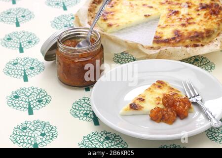 fromage frais finlandais maison (leipajuusto) avec confiture de mûres de nuages (lakkahillo) Banque D'Images