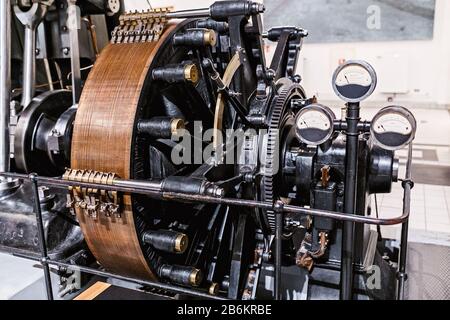 Ancien rotor à moteur rond avec système électrique Banque D'Images