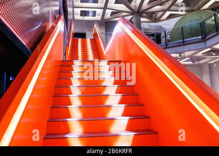 Escalier en acier orange à l'intérieur dans un bâtiment moderne Banque D'Images