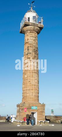 Le phare historique sur la jetée ouest de Whitby In Yorkshire du Nord Banque D'Images