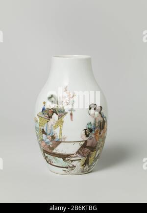 Vase en forme d'oeuf avec quatre femmes et deux enfants à une table avec une inscription Eivormige vaas van porseleein met wijde, korte nek, beschilderd op het glaçuur en blauw, rood, roze, groen, geel, paars, zwart en goud. Op de wand een tafereel van twee 'go' speelende dames aan een tafel met vier toeschouwers, twee dames en twee kinderen, naast de toeschouwers een bloemmenvaas, achter de speelende vrouwen een tafel met antiquiteiten (vaas met pauwenen, kornezneeren), kornekräuen. Op de andere zijde een inscriptions 'Afbeelding van een spel 'Go', ge Banque D'Images