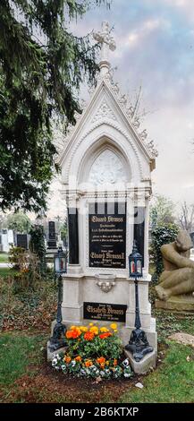 24 MARS 2017, VIENNE, AUTRICHE : tombe du compositeur Eduard Strauss dans le cimetière central de Vienne Banque D'Images