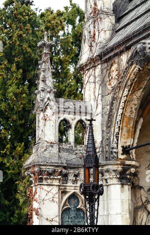 Ancien bâtiment de tombeau gothique abandonné dans le cimetière central de Vienne Banque D'Images