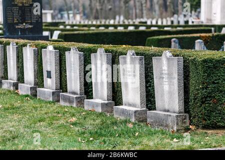 24 MARS 2017, VIENNE, AUTRICHE : pierres tombales des soldats morts soviétiques dans le cimetière central de Vienne Banque D'Images