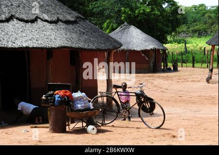 La vie quotidienne dans un village appartenant au groupe ethnique Matabele - ils appartiennent au peuple bantu (sécession de la tribu Zulu), pris le 02/19/2020 | usage dans le monde entier Banque D'Images