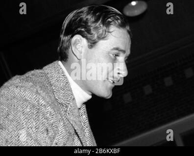 Photo ancienne de la Star du cinéma née en Australie Errol Flynn (1909 – 1959). La photo de Harris & Ewing a été prise le 25 janvier 1939 à un horseshow tenu à fort Myer, en Virginie, dans le cadre des célébrations d'anniversaire du président Franklin D Roosevelt. Banque D'Images