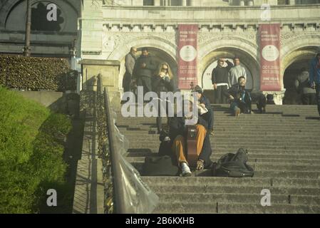 Homme avec guitare sur des marches à Paris 18 e, pasakdek Banque D'Images