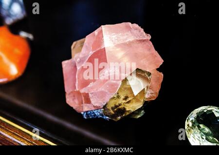 La morganite de pierre rose avec un mélange d'un autre minéral de la citrine Banque D'Images