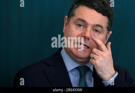 Le ministre des Finances, Paschal Donohoe, s'est exprimé lors d'une conférence de presse à Government Buildings, Dublin, au sujet des efforts nationaux partagés requis du gouvernement, des syndicats et des employeurs pour répondre à la crise de santé publique mondiale et nationale découlant du coronavirus. Banque D'Images