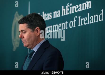 Le ministre des Finances, Paschal Donohoe, s'est exprimé lors d'une conférence de presse à Government Buildings, Dublin, au sujet des efforts nationaux partagés requis du gouvernement, des syndicats et des employeurs pour répondre à la crise de santé publique mondiale et nationale découlant du coronavirus. Banque D'Images