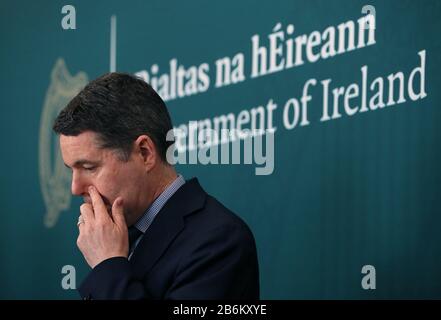 Le ministre des Finances, Paschal Donohoe, s'est exprimé lors d'une conférence de presse à Government Buildings, Dublin, au sujet des efforts nationaux partagés requis du gouvernement, des syndicats et des employeurs pour répondre à la crise de santé publique mondiale et nationale découlant du coronavirus. Banque D'Images