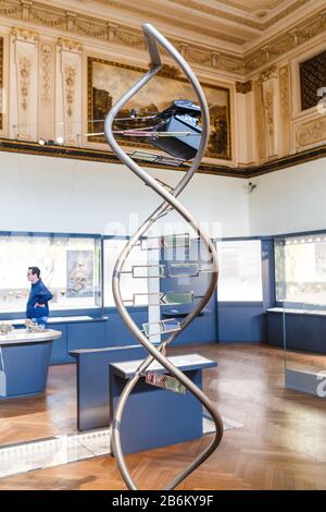 24 MARS 2017, VIENNE, MUSÉE D'HISTOIRE NATURELLE, AUTRICHE : modèle d'ADN humain dans la salle d'exposition du musée Banque D'Images