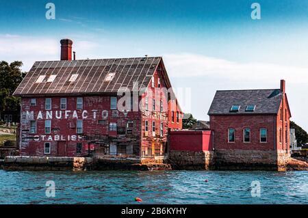 L'un des monuments historiques de Gloucester Harbour est en déclin. L'usine de peinture en cuivre Tarr et Wonson a été une installation sur la rive de Gloucester Banque D'Images