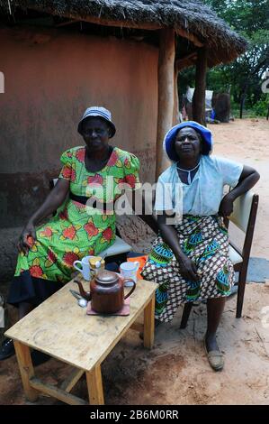 La vie quotidienne dans un village appartenant au groupe ethnique Matabele - ils appartiennent au peuple bantu (sécession de la tribu Zulu), pris le 02/19/2020 | usage dans le monde entier Banque D'Images