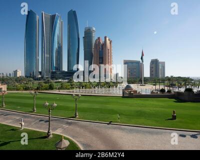 Etihad Towers et autres grands bâtiments de la route de la Corniche, vus de l'entrée de l'allée supérieure de l'hôtel Emirates Palace, Abu Dhabi, Emirats Arabes Unis Banque D'Images