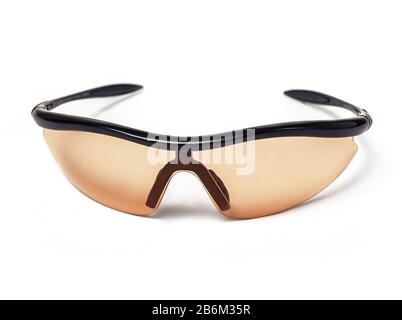 lunettes de soleil pour vélo de sport avec verres orange isolés sur blanc Banque D'Images