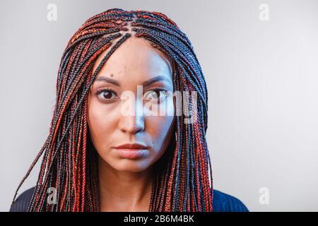 Femme avec afro Braid mode coiffure en studio Banque D'Images