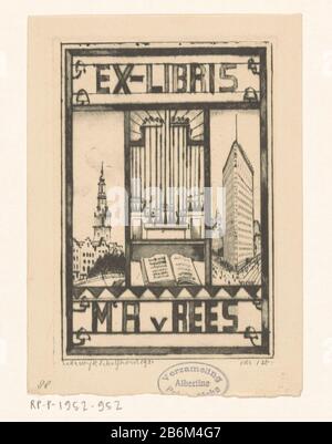 Ex libris van ma van Rees au milieu un orgue d'église et un livre ouvert battu. A gauche la tour d'une église derrière des maisons avec des gables étagés, bâtiment droit de Flatiron à New York. Fabricant : printmaker Lodewijk Schelfhout (personnellement signé) imprimante: NV Roeloffzen & Hübner Dating: 1921 Caractéristiques physiques: Point sec sur le cuivre matériau: Papier technique: Point sec Dimensions: Bord de la plaque: H 122 mm × W 87 mm Sujet: Organes de l'église extérieur et annexes: Gratte-ciel de la tour où: Néerlandais Flatiron Building Banque D'Images