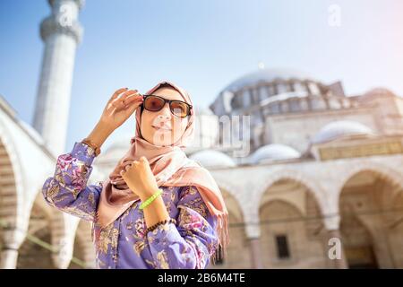 Une jeune femme musulmane dans un foulard dans la mosquée Banque D'Images