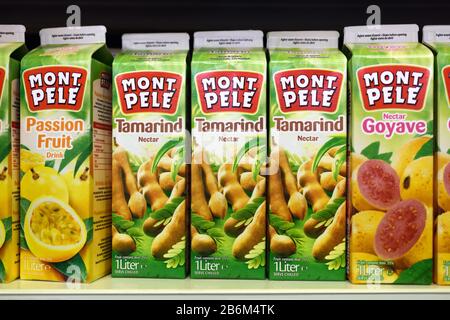 Présentation Des Cartons De Jus De Fruits Tropicaux, Du Jus De Tamarind Ou Du Nectar De Tamarind, Du Jus De Fruits Passion Et Du Jus De Guava Dans Un Supermarché Chinois Ou Asiatique Banque D'Images