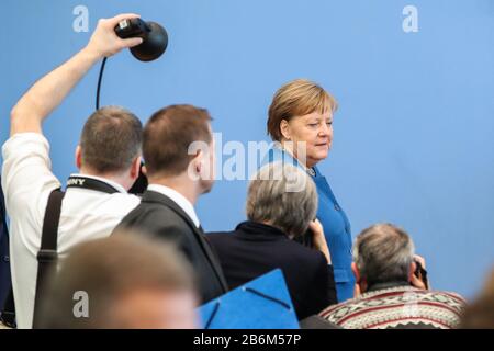 Berlin, Allemagne. 11 mars 2020. La chancelière allemande Angela Merkel arrive pour une conférence de presse sur la situation de COVID-19 en Allemagne, à Berlin, capitale de l'Allemagne, le 11 mars 2020. La chancelière allemande Angela Merkel a déclaré mercredi lors d'une conférence de presse que des mesures drastiques sont nécessaires pour ralentir la propagation du nouveau coronavirus. Crédit: Shan Yuqi/Xinhua/Alay Live News Banque D'Images