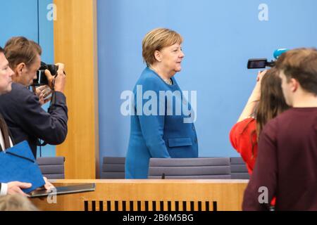 Berlin, Allemagne. 11 mars 2020. La chancelière allemande Angela Merkel arrive pour une conférence de presse sur la situation de COVID-19 en Allemagne, à Berlin, capitale de l'Allemagne, le 11 mars 2020. La chancelière allemande Angela Merkel a déclaré mercredi lors d'une conférence de presse que des mesures drastiques sont nécessaires pour ralentir la propagation du nouveau coronavirus. Crédit: Shan Yuqi/Xinhua/Alay Live News Banque D'Images