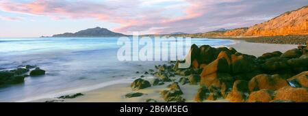 Lever du soleil spectaculaire sur la rive avec alpenglow près de Cabo Pulmo, parc national de Cabo Pulmo, Baja California sur, Mexique Banque D'Images