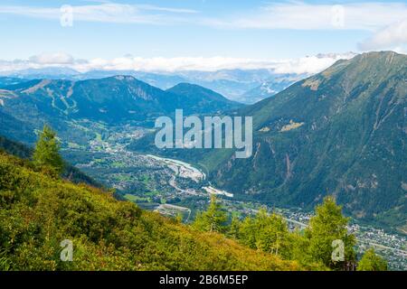 Vue sur la vallée de Chamonix depuis la plaine de l'aiguille, Chamonix, France Banque D'Images