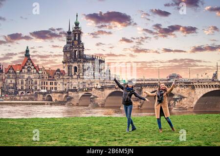 Deux charmantes femmes joyeuses marchent et s'amusent le long de Dresden Street, en Allemagne. Le concept de l'amour et de l'amitié dans le voyage Banque D'Images