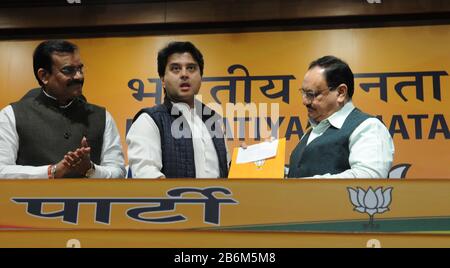 Inde. 11 mars 2020. Jyotiraditya Scindia, ancien chef du parti du Congrès, à gauche, reçoit un bulletin d'adhésion du chef du parti Bharatiya Janata (BJP) Jagat Prakash Nadda lors d'une conférence de presse où il a rejoint le BJP, à New Delhi, en Inde (photo de Sondeep Shankar/Pacific Press Agency/Alay Live News) Banque D'Images