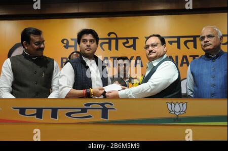 Inde. 11 mars 2020. Jyotiraditya Scindia, ancien chef du parti du Congrès, à gauche, reçoit un bulletin d'adhésion du chef du parti Bharatiya Janata (BJP) Jagat Prakash Nadda lors d'une conférence de presse où il a rejoint le BJP, à New Delhi, en Inde (photo de Sondeep Shankar/Pacific Press Agency/Alay Live News) Banque D'Images