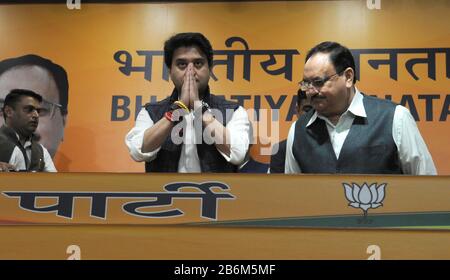 Inde. 11 mars 2020. Jyotiraditya Scindia, ancien chef du parti du Congrès, se tient avec ses mains repliées pour saluer avec le chef du parti Bharatiya Janata (BJP) Jagat Prakash Nadda lors d'une conférence de presse où il a rejoint le BJP, à New Delhi, en Inde (photo de Sondeep Shankar/Pacific Press) crédit: Pacific Press Agency/Alay Live News Banque D'Images