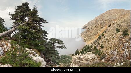 Vue sur la montagne Tahtali près de la mer Méditerranée en Turquie Banque D'Images