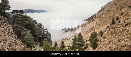 Vue sur la montagne Tahtali près de la mer Méditerranée en Turquie Banque D'Images