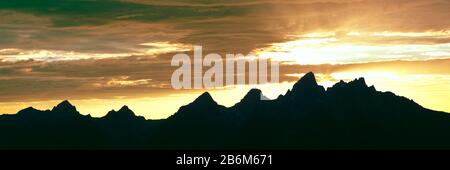 Silhouette du Teton Range au coucher du soleil, Grand Teton National Park, Wyoming, États-Unis Banque D'Images