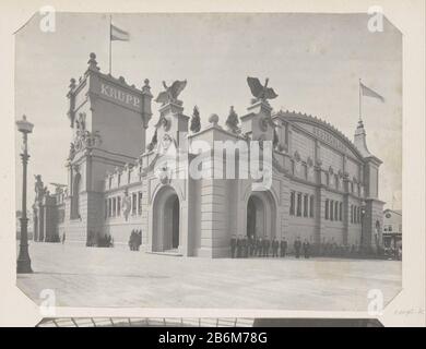 Extérieur van het Duitse Krupp-paviljoen op de Wereldtentoonstelling à Chicago partie d'images d'un voyage à travers les Etats-Unis, Honolulu, Pays-Bas East Indies, Aden, Zanzibar et Southern Afrika. Fabricant : Photographe: Fabrication anonyme de lieux: Chicago Date: 1893 Caractéristiques physiques: Matériaux d'impression platine: Papier photo en carton technique: Imprimé platine dimensions: H 186 mm × W 241 mm Objet: Salon mondial, exposition mondiale où: Chicago Banque D'Images