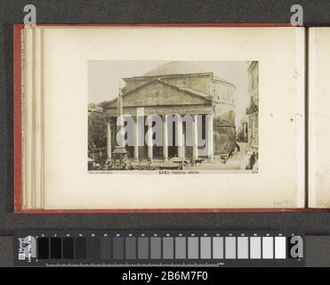 Extérieur van het Pantheon met ervoor de Pantheonfontein op de Piazza della Rotonda à Rome ROMA - Pantheon esterno (titel op object) Onderdeel van Fotoalbum met les opnoms van kerken, beelden en antieke gebouwen à Rome. Fabricant : fotograaf: AnoniemPlaats fabrication: Rome Dating: CA. 1860 - ca. 1890 kenmerken physique: Ontwekkelgelatinzilverdruk matériau: Karton fotopaper Techniek: Ontwekkelgelatinzilverdruk Dimensions: Foto: H 98 mm × b 150 mm Objet: Perspective de ville, panorama de ville, silhouette de temple urbain, sanctuaire  fontaine religionorative romaine (+ ville(-paysage) avec des figures Banque D'Images