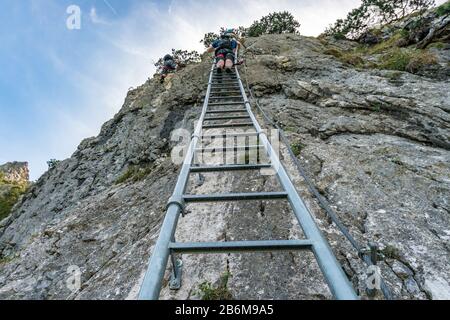 Randonnée pédestre et escalade sur le Tegelberg via la via ferrata au château de Neuschwanstein dans les Alpes d'Ammergau près de Schwangau Banque D'Images