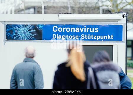 Mannheim, Allemagne. 11 mars 2020. Les gens se tiennent devant des conteneurs spécialement mis en place pour l'essai sur le nouveau coronavirus sur le terrain de l'hôpital universitaire. Une bannière portant l'inscription « Coronavirus Diagnostic base » est jointe à l'entrée des conteneurs. En raison de l'épidémie de coronavirus, l'hôpital universitaire a établi une base de diagnostic du coronavirus à partir d'aujourd'hui. Crédit: Uwe Anspach/Dpa/Alay Live News Banque D'Images