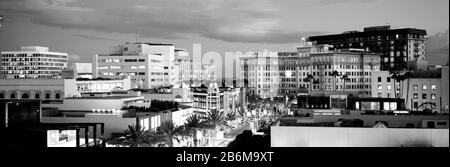 Vue panoramique sur les bâtiments d'une ville, Rodeo Drive, Beverly Hills, Californie, États-Unis Banque D'Images