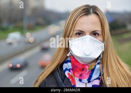 Épidémie de coronavirus, femme portant un masque facial dans la rue urbaine, alors que le nombre de cas de virus Covid 19 en Europe continue de croître, Belgrade, Serbie Banque D'Images